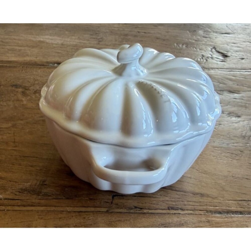 Le Creuset Stoneware Figural Pumpkin Mini Cocotte 12 oz 350 ml White NEW NIB - Picture 4 of 12
